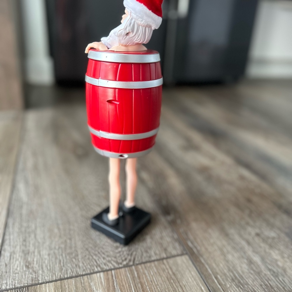 Santa Claus in Wooden Barrel Cigarette Dispenser 🎅 - Picture 6 of 15